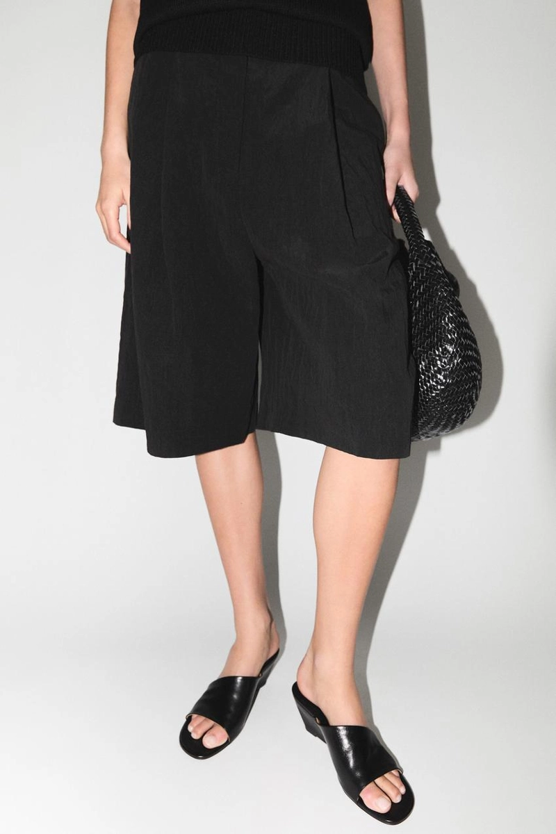 Вязаный топ с открытыми плечами на завязках