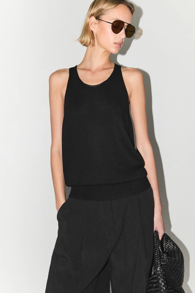 Вязаный топ с открытыми плечами на завязках