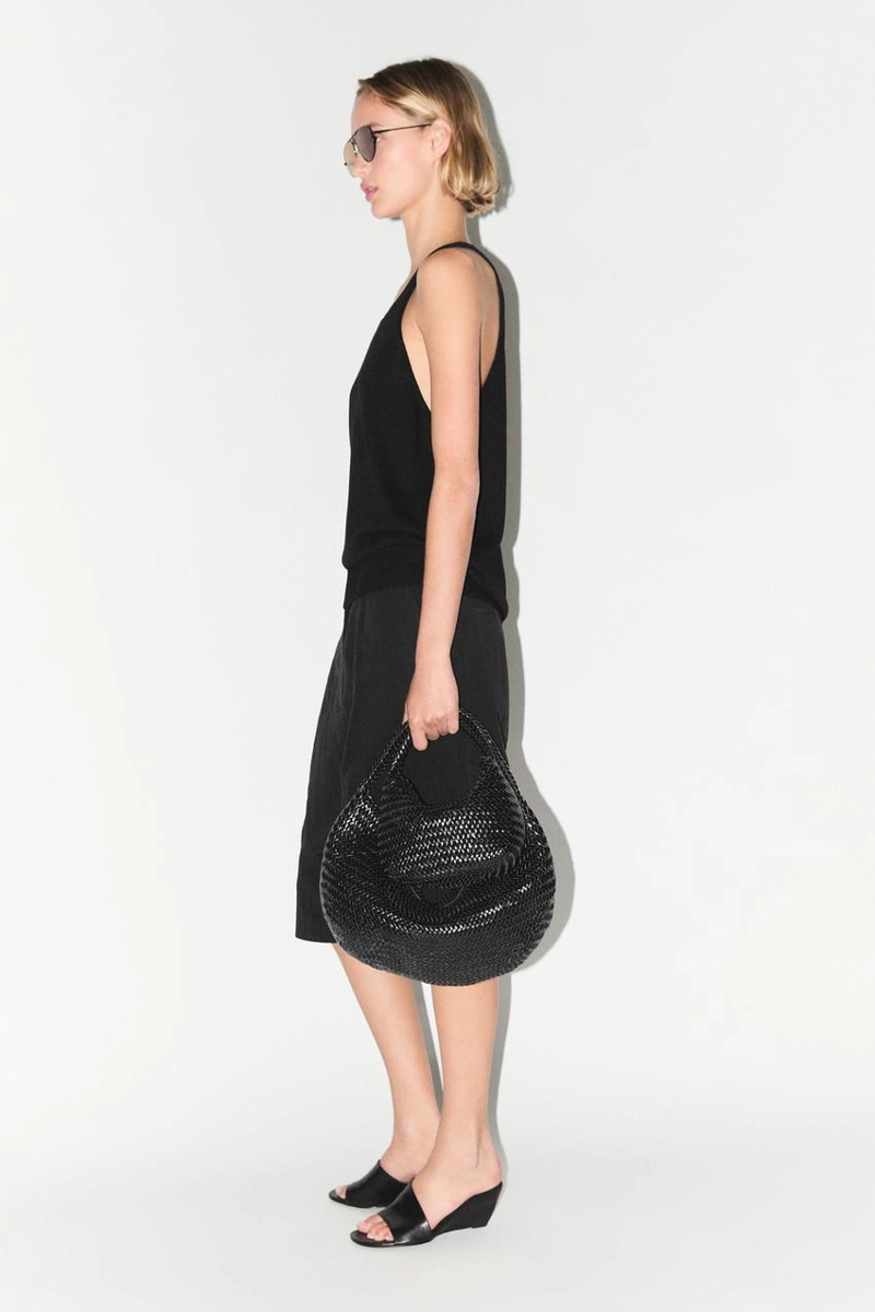 Вязаный топ с открытыми плечами на завязках