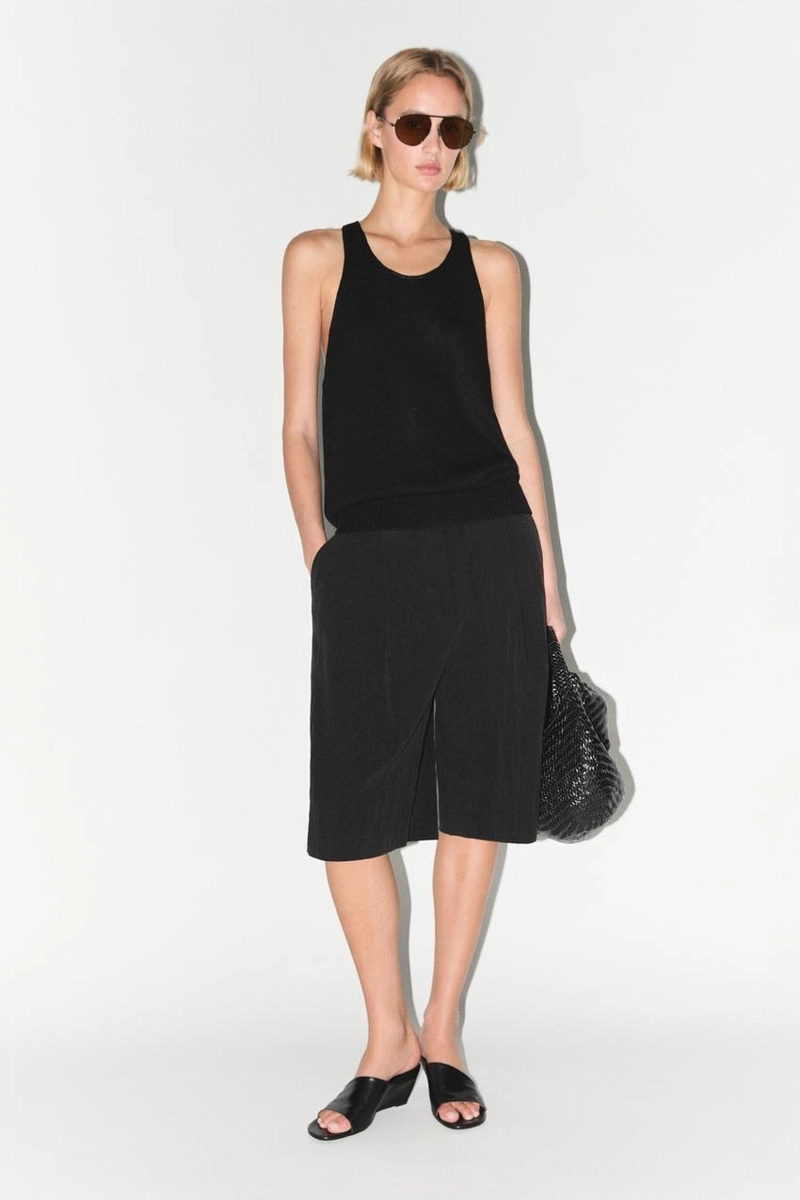 Вязаный топ с открытыми плечами на завязках