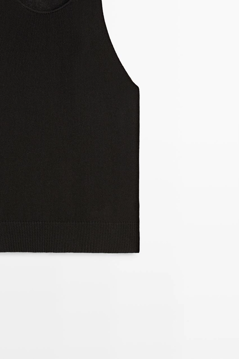 Вязаный топ с открытыми плечами на завязках