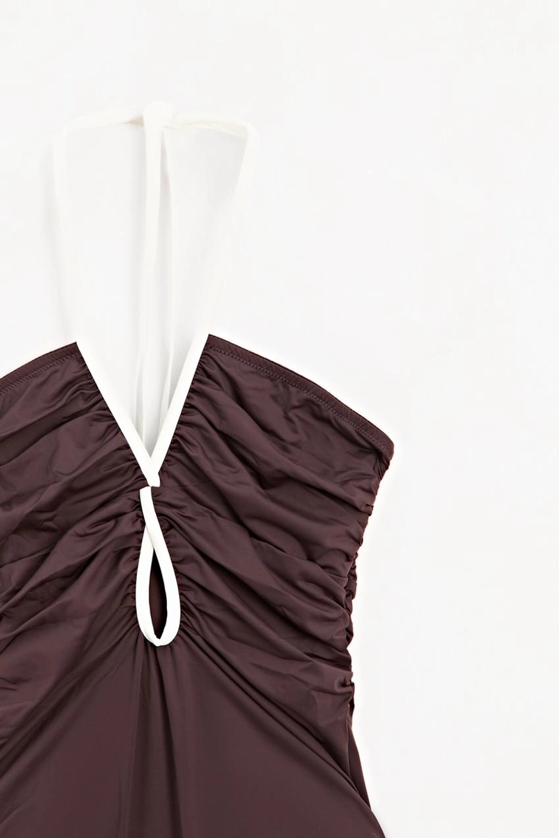 Купальник с контрастными деталями и складками