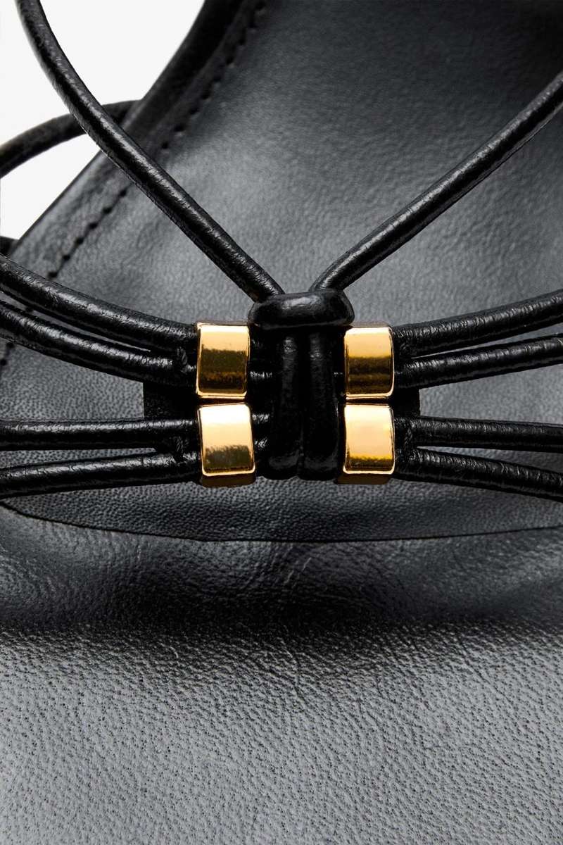 Туфли на каблуке с ремешками и декором