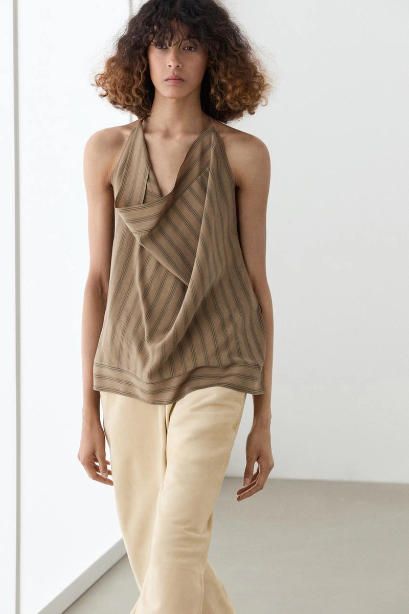 Топ в полоску с воротником-хомутом