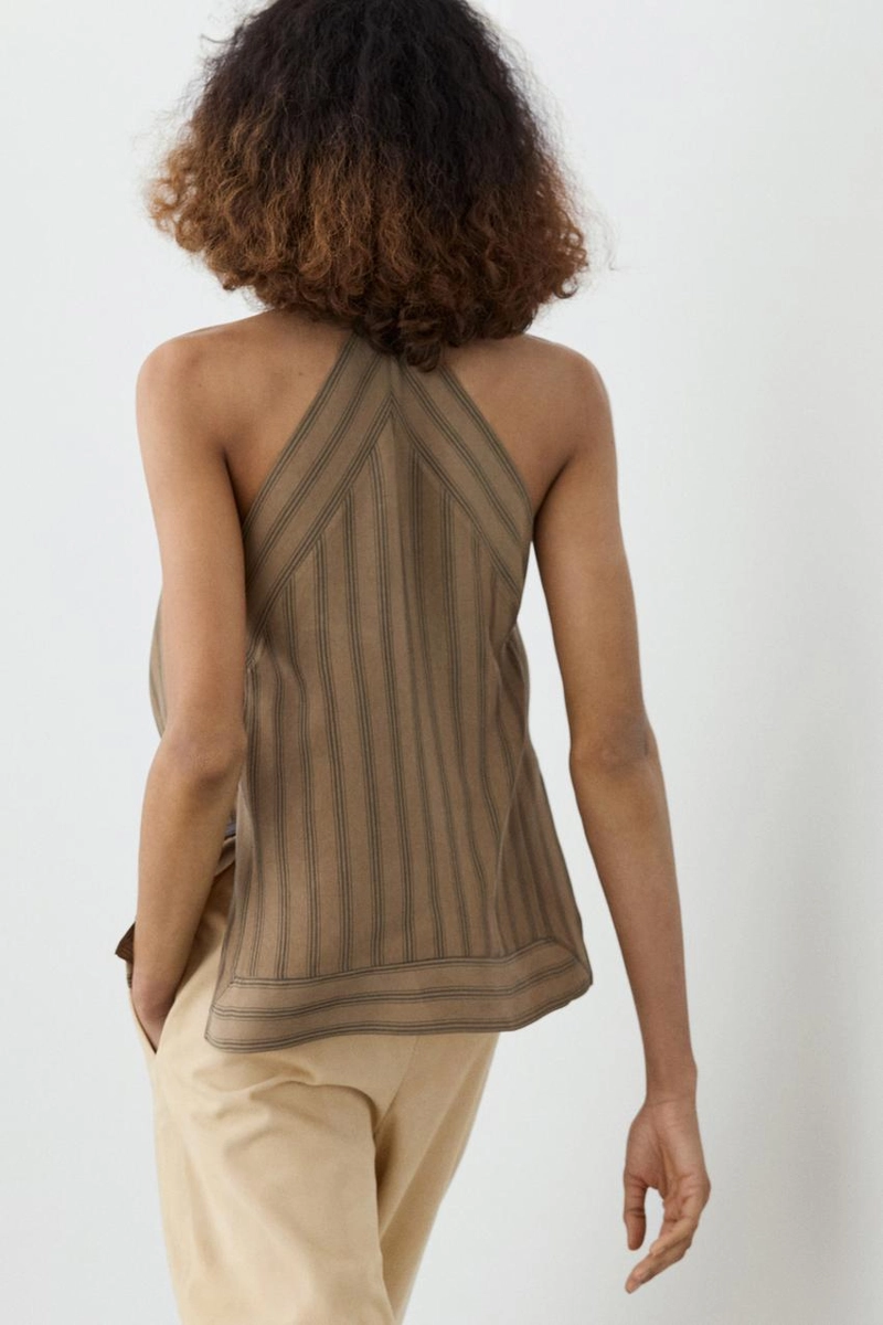 Топ в полоску с воротником-хомутом