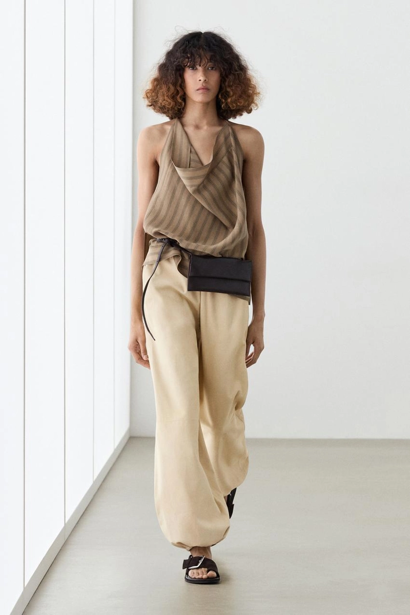 Топ в полоску с воротником-хомутом