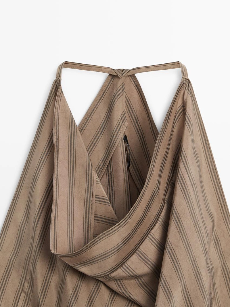 Топ в полоску с воротником-хомутом