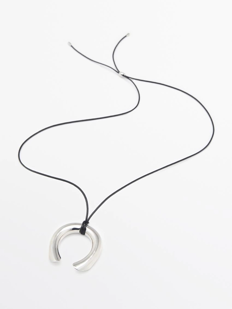 Колье из кожаного шнура с металлическим подковообразным элементом