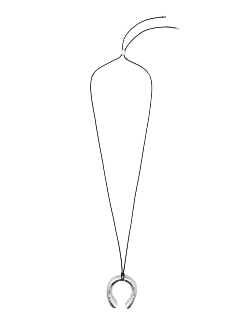 Колье из кожаного шнура с металлическим подковообразным элементом