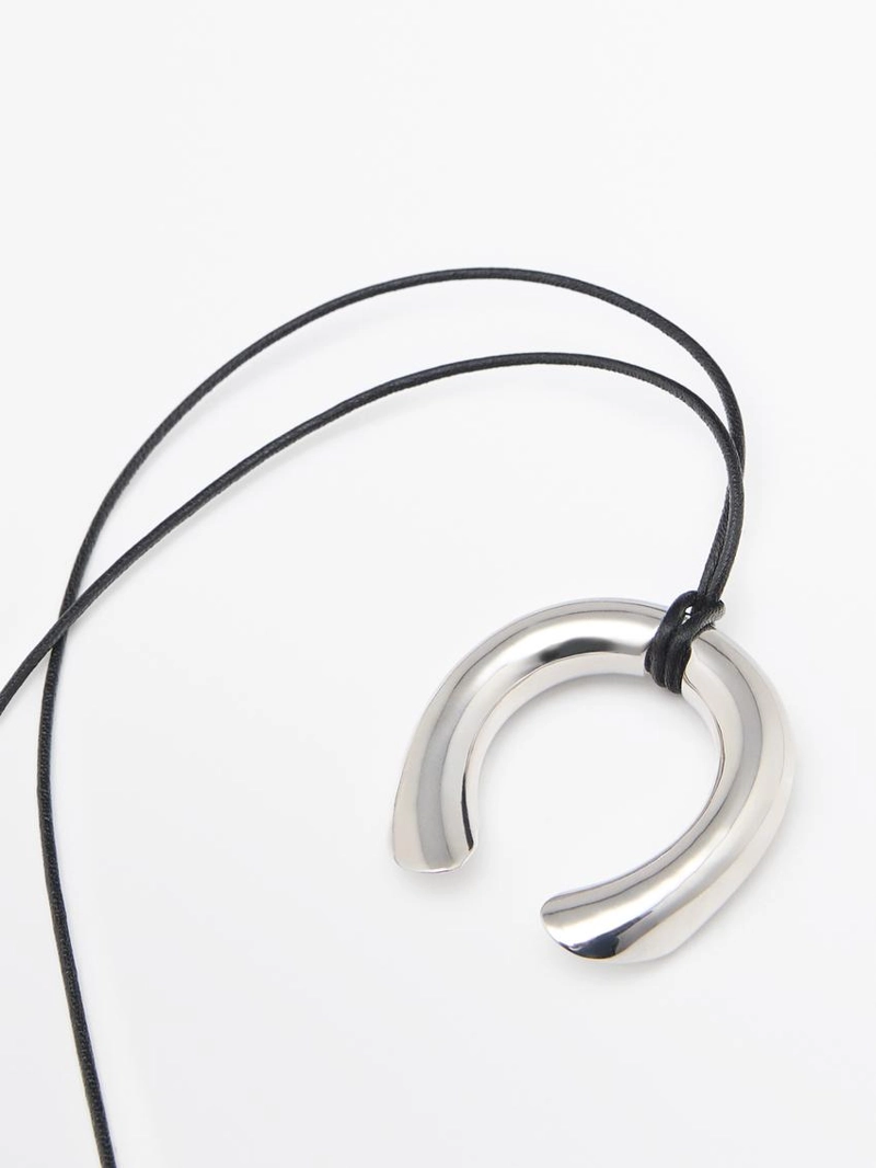 Колье из кожаного шнура с металлическим подковообразным элементом