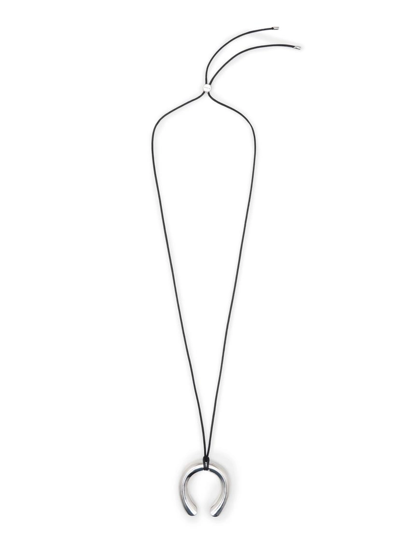 Колье из кожаного шнура с металлическим подковообразным элементом