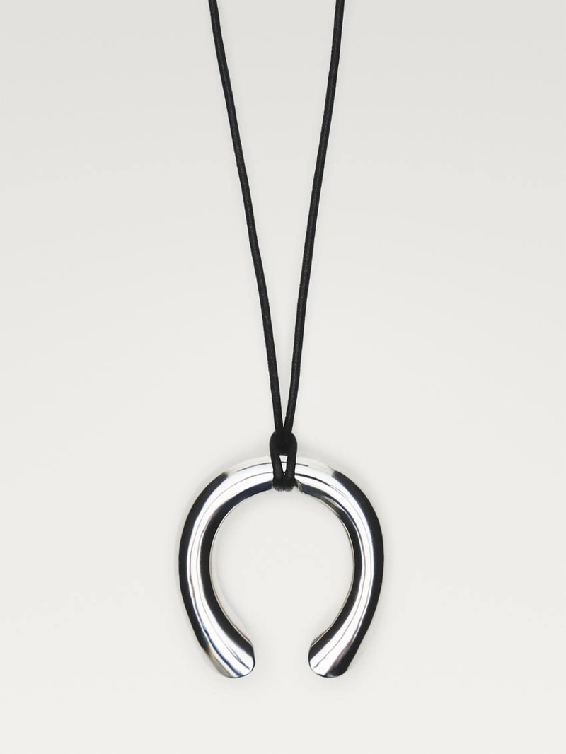Колье из кожаного шнура с металлическим подковообразным элементом