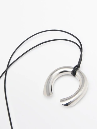 Колье из кожаного шнура с металлическим подковообразным элементом- Заказать в России