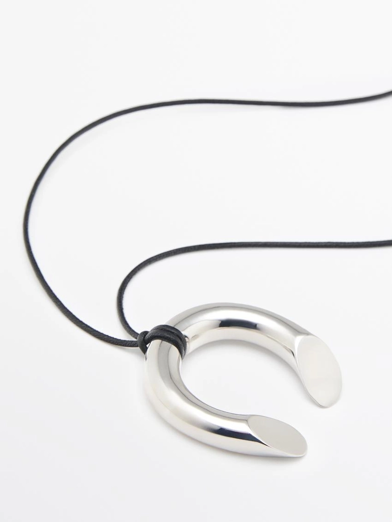 Колье из кожаного шнура с металлическим подковообразным элементом
