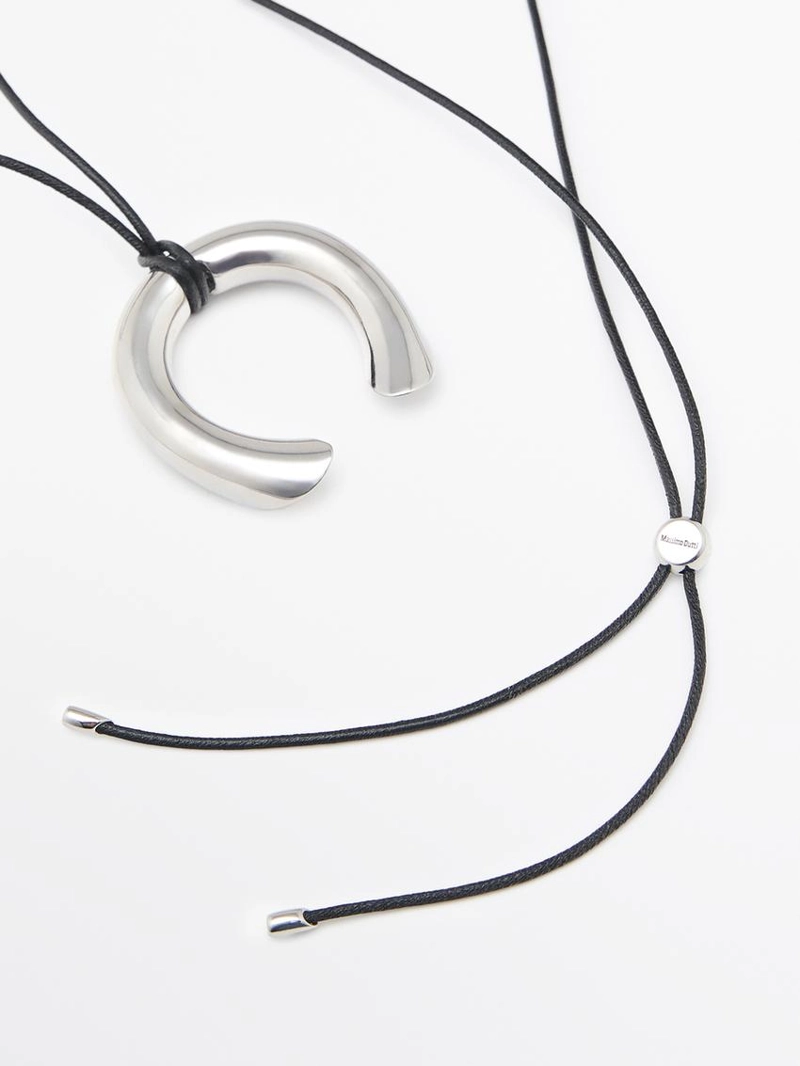 Колье из кожаного шнура с металлическим подковообразным элементом