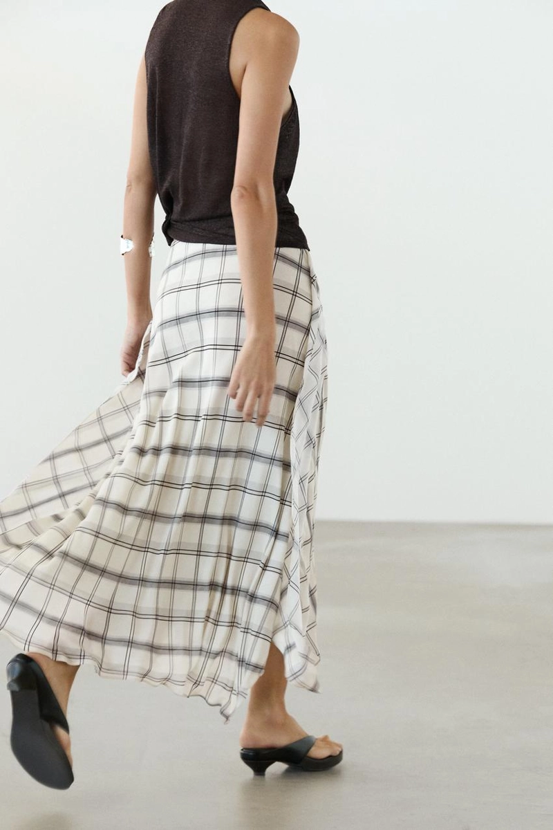 Асимметричная юбка миди с клетчатым узором
