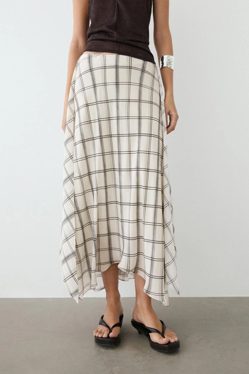 Асимметричная юбка миди с клетчатым узором