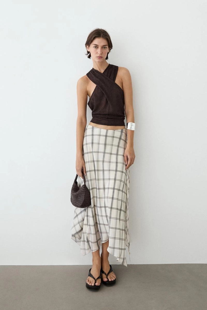Асимметричная юбка миди с клетчатым узором