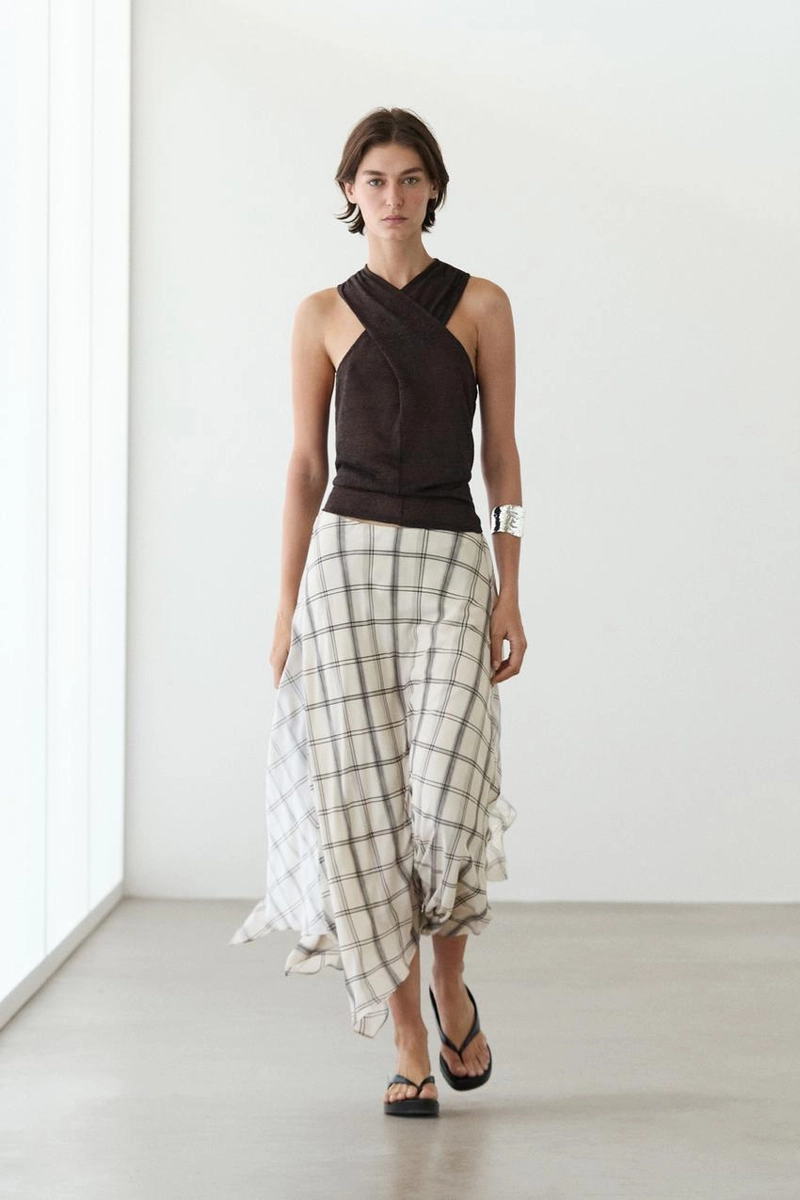 Асимметричная юбка миди с клетчатым узором