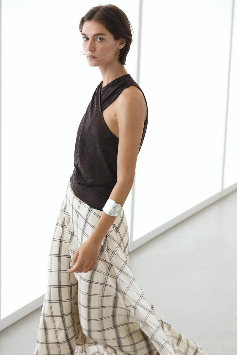 Асимметричная юбка миди с клетчатым узором