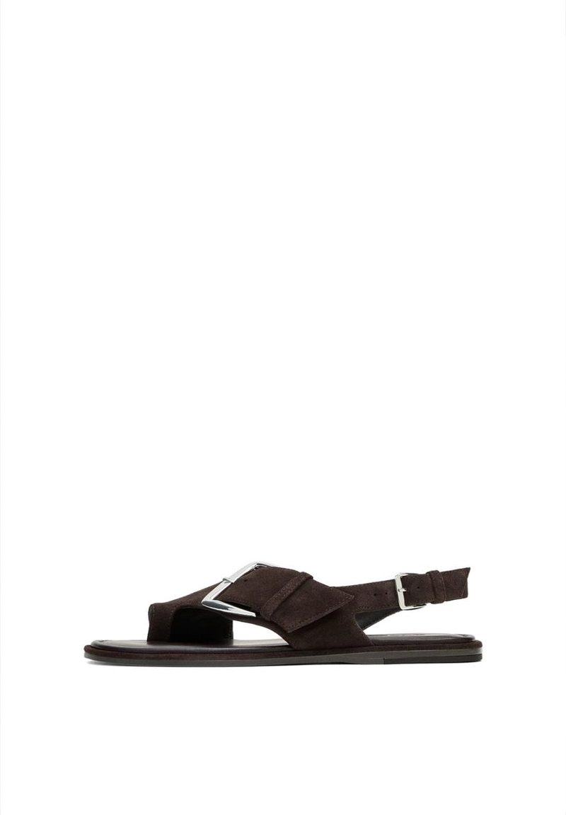 Шлепанцы с металлической пряжкой