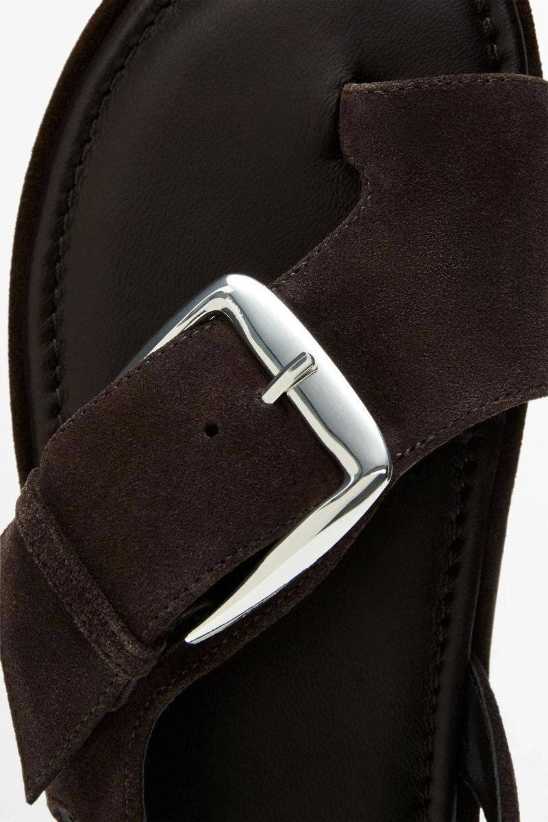 Шлепанцы с металлической пряжкой