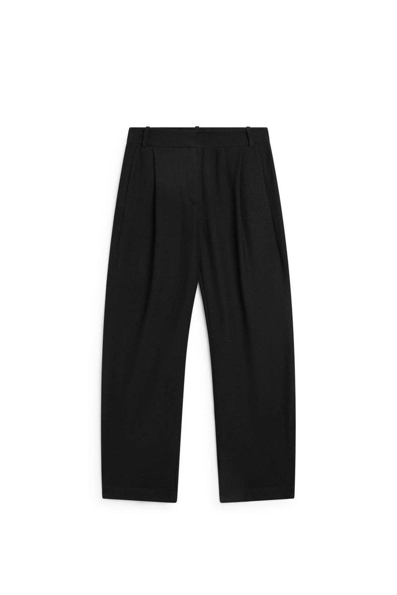 Брюки с защипами фасона barrel fit