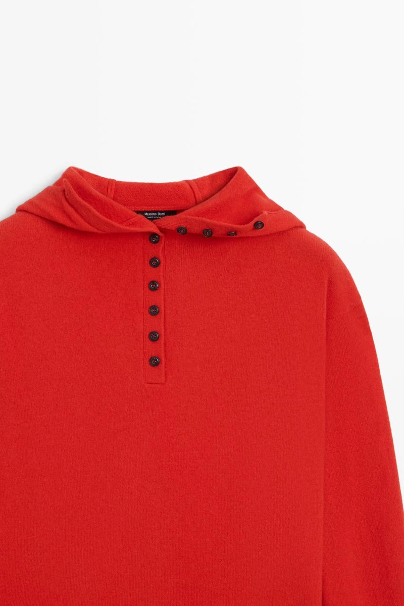 Вязаный свитер с капюшоном и пуговицами