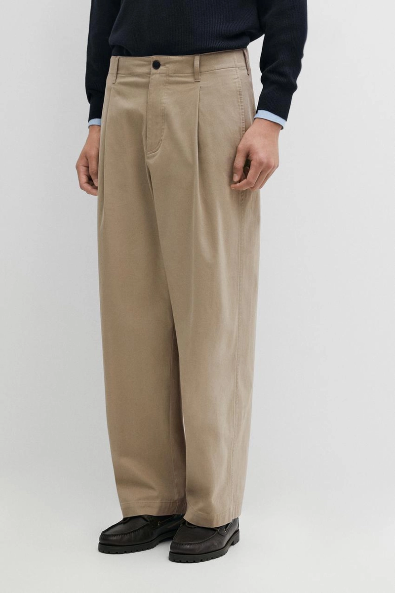 Брюки с защипами и фасоном barrel fit