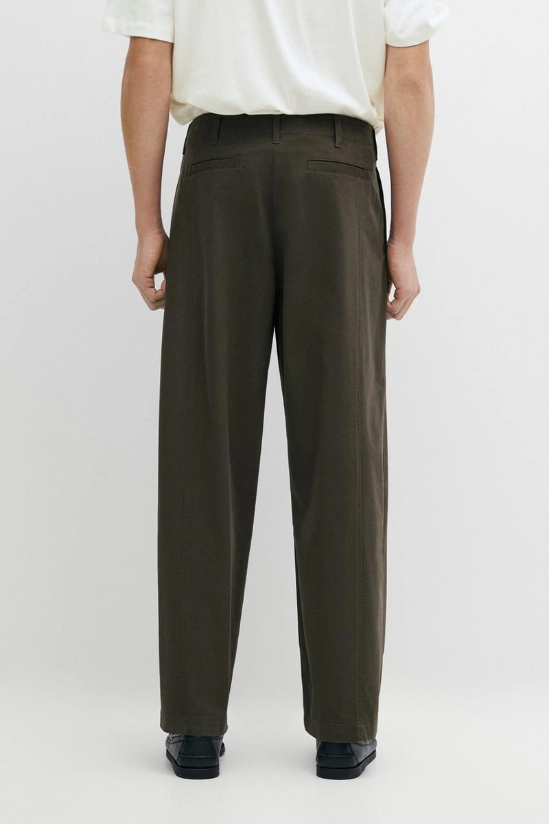 Брюки с защипами и посадкой barrel fit