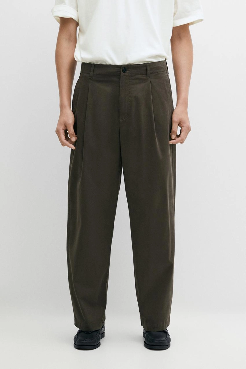 Брюки с защипами и посадкой barrel fit