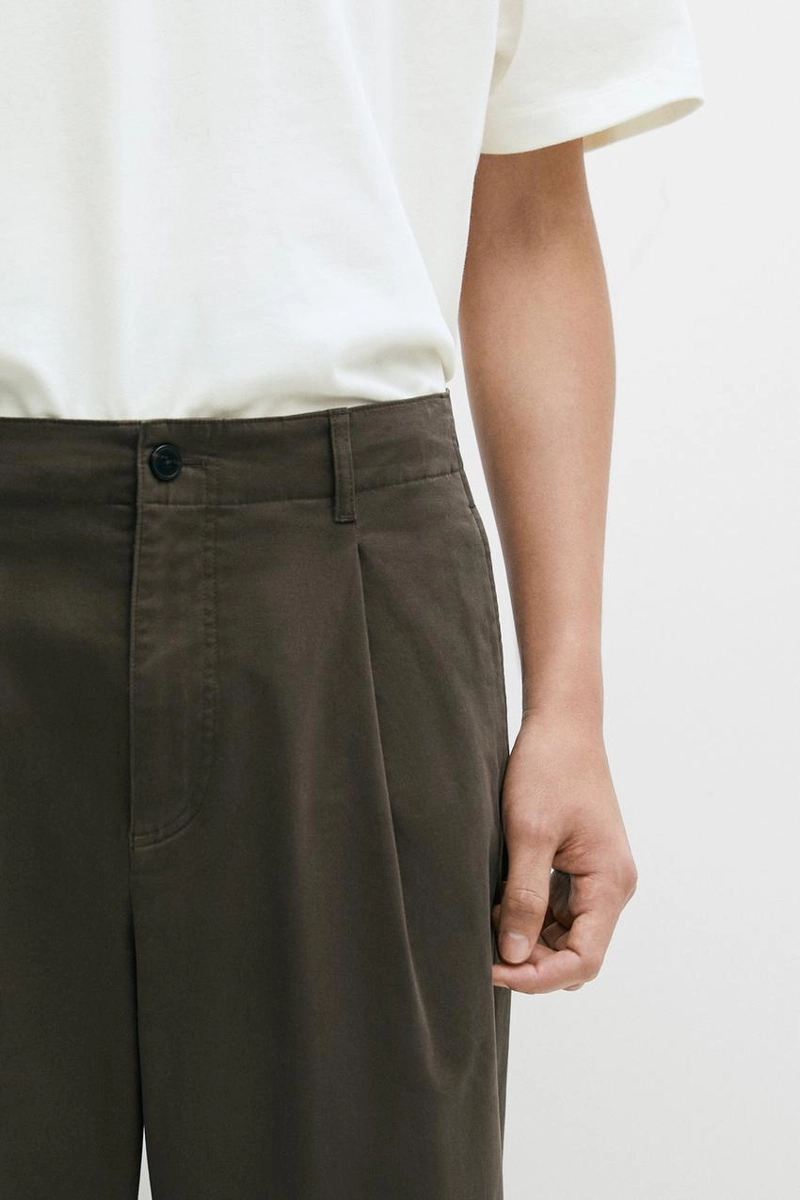 Брюки с защипами и посадкой barrel fit