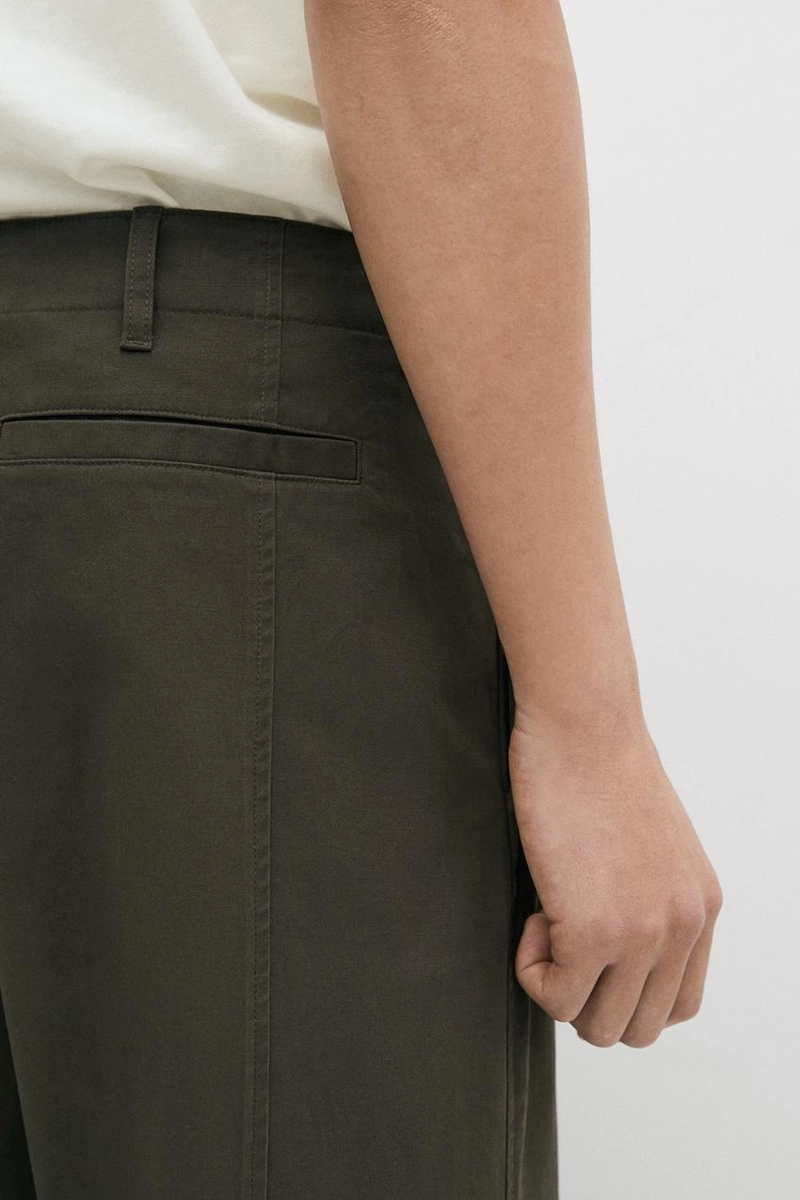Брюки с защипами и посадкой barrel fit