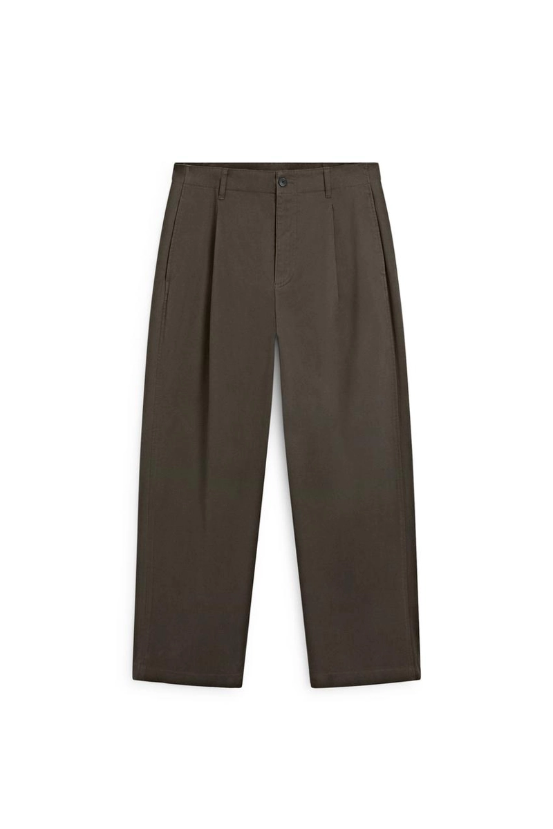 Брюки с защипами и посадкой barrel fit