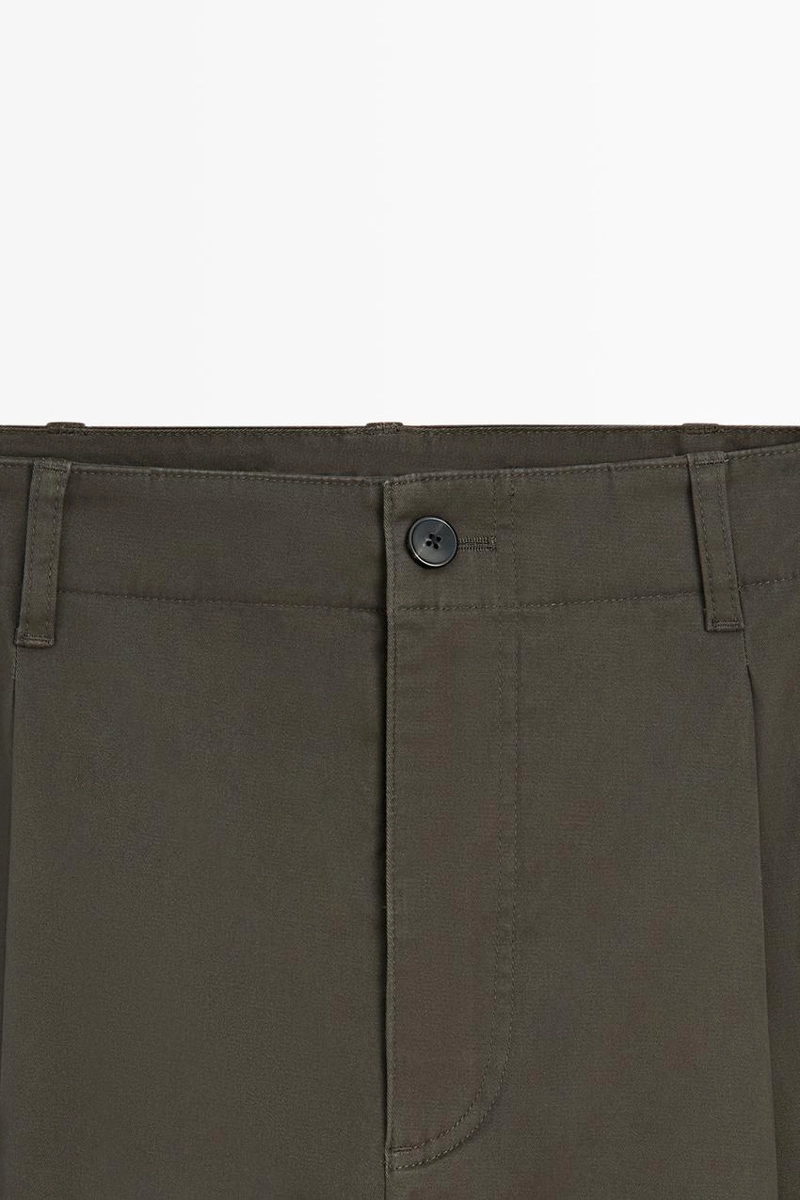 Брюки с защипами и посадкой barrel fit