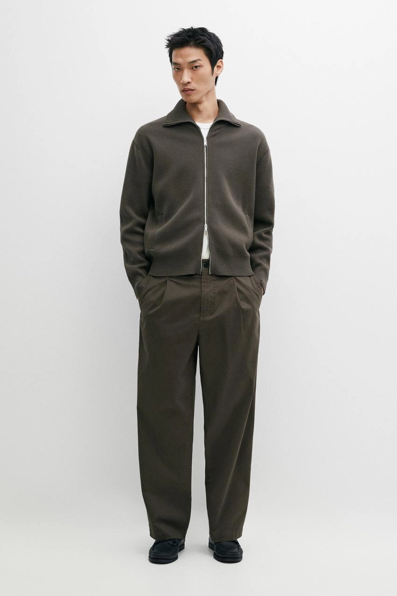 Брюки с защипами и посадкой barrel fit
