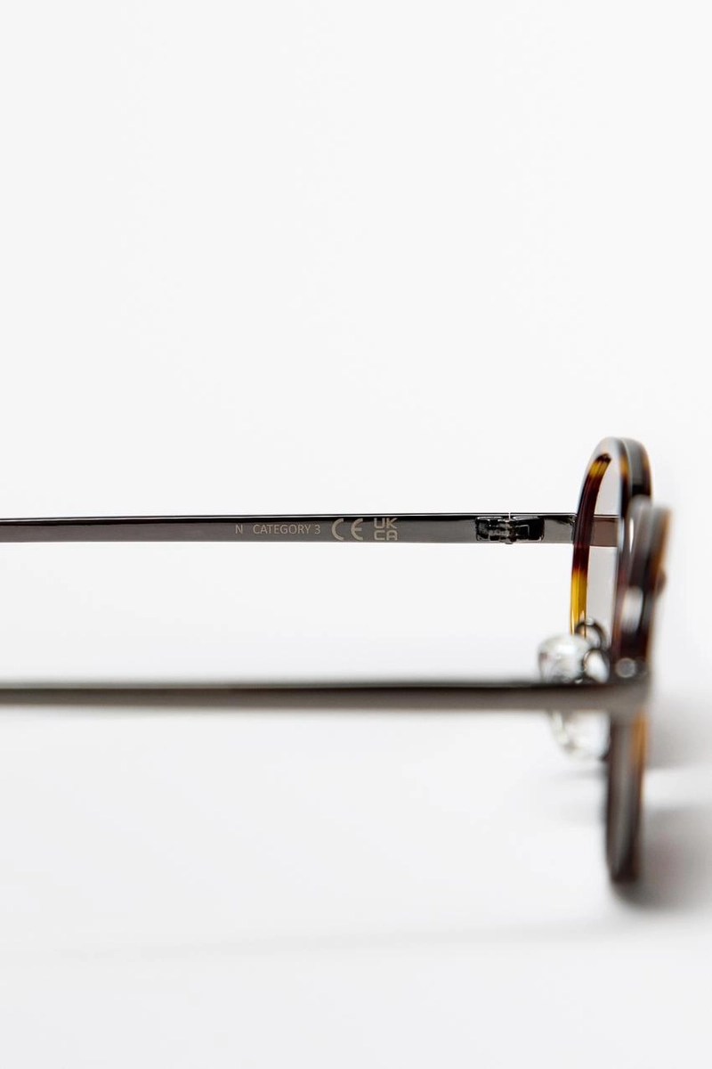 Солнцезащитные очки с металлической оправой и отделкой под черепаху