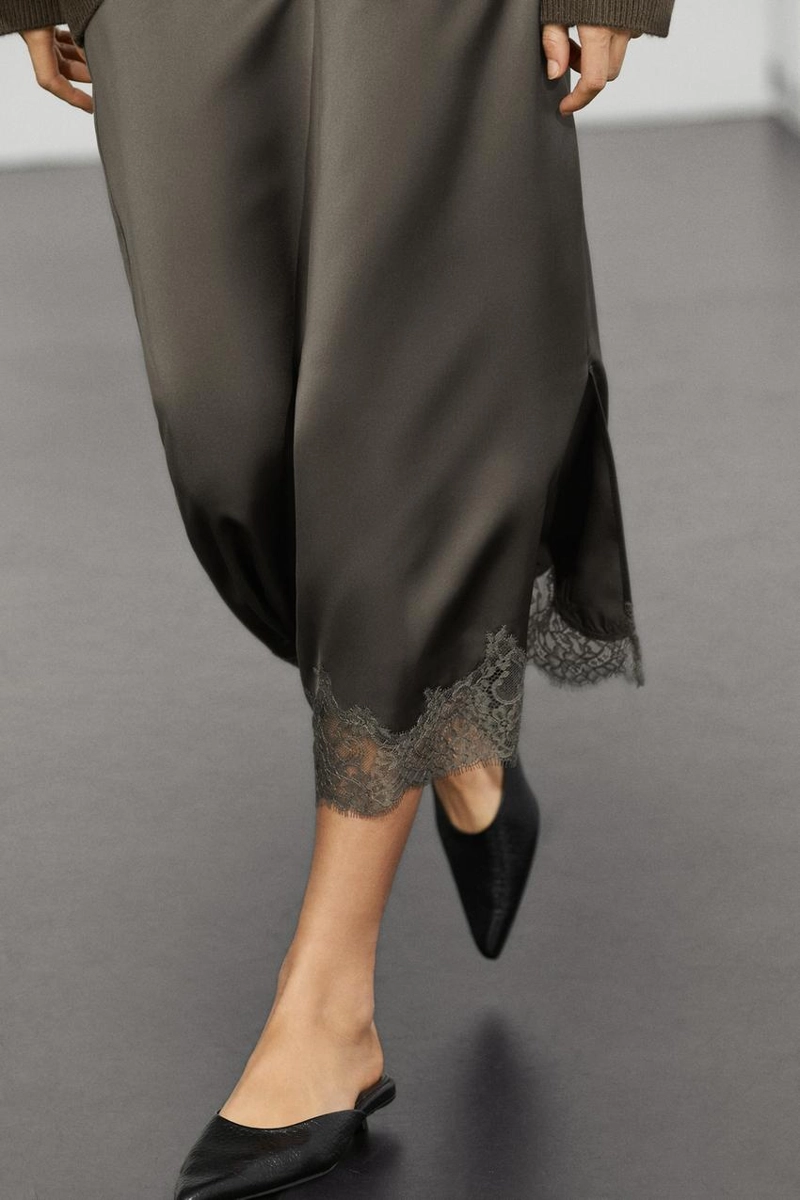 Атласная юбка миди с кружевом
