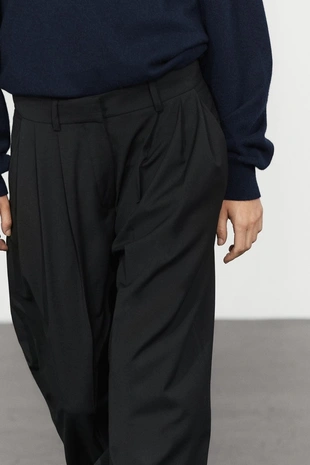 Купить Massimo Dutti Брюки кэжуал из замши кроя CARROT с плиссировкой
